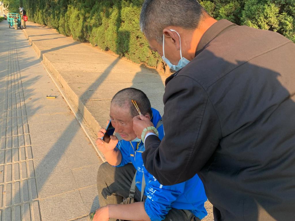 路遇外賣員摔倒 黃島校車駕駛員出手相助