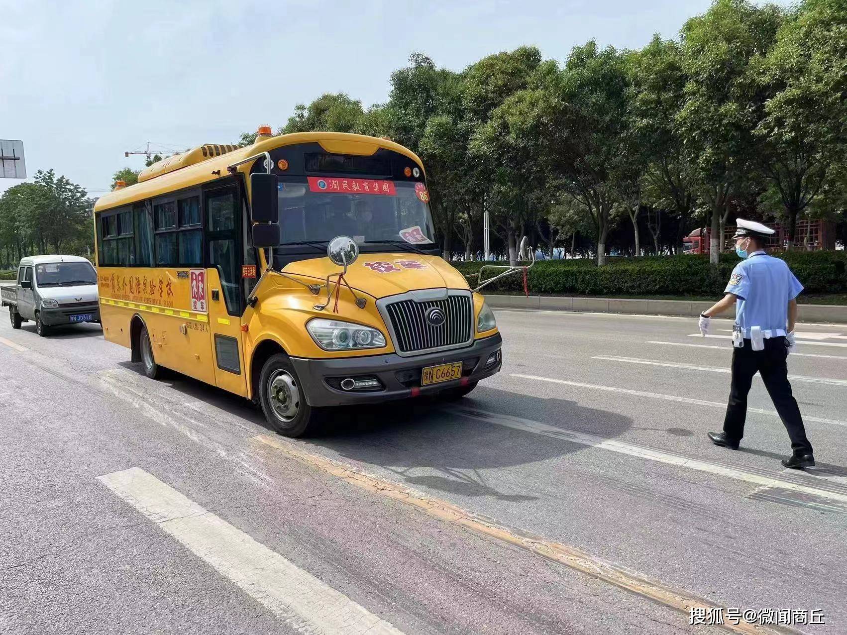 交警二大隊(duì)古宋中隊(duì)開展校車安全大檢查