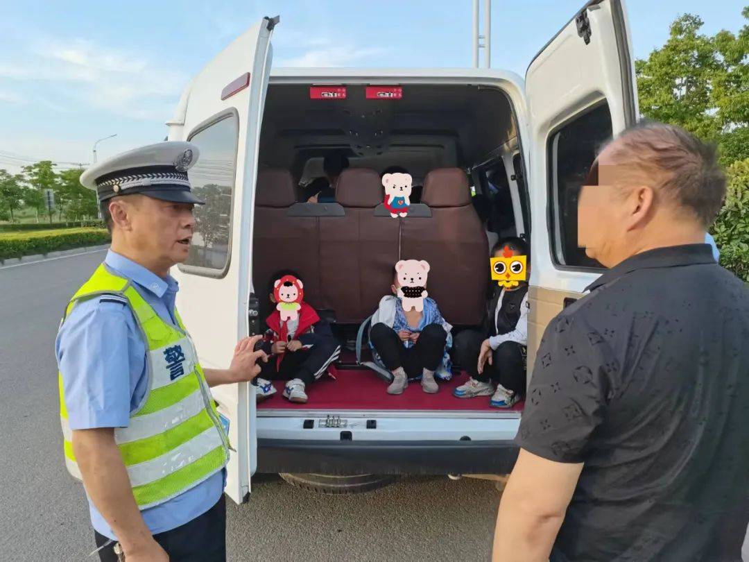 六安一“黑校車”嚴重超員！