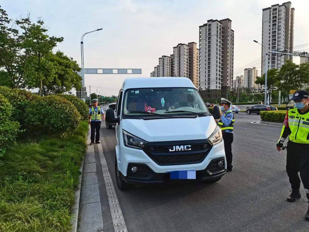 六安一“黑校車”嚴重超員！