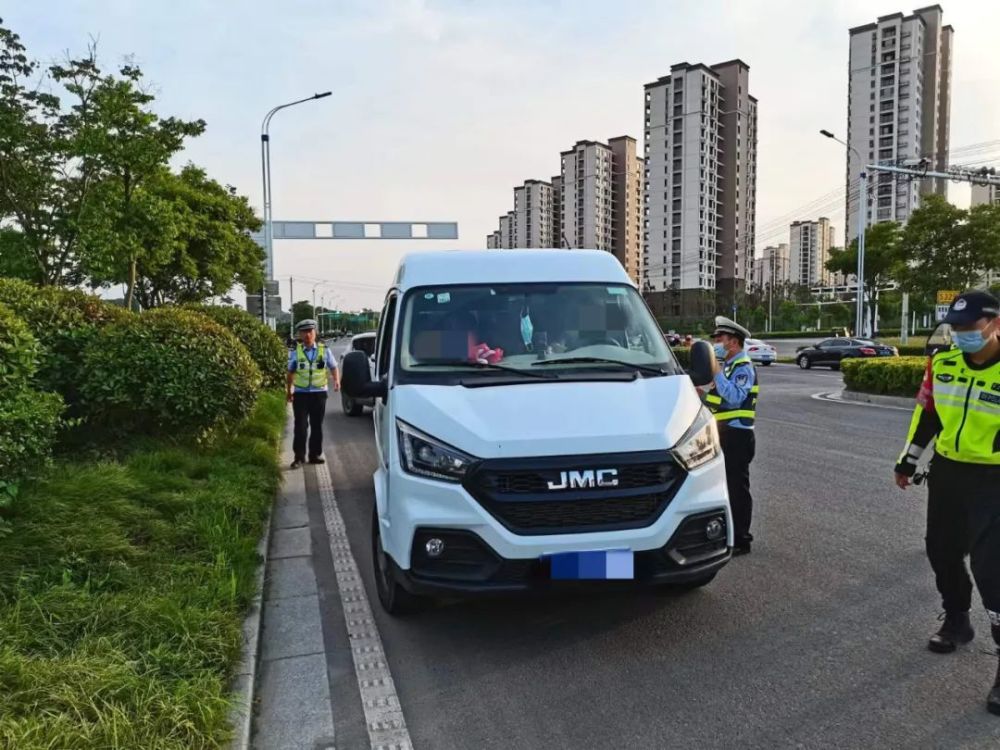 “黑校車”嚴(yán)重超員 金寨公安交警嚴(yán)懲不貸