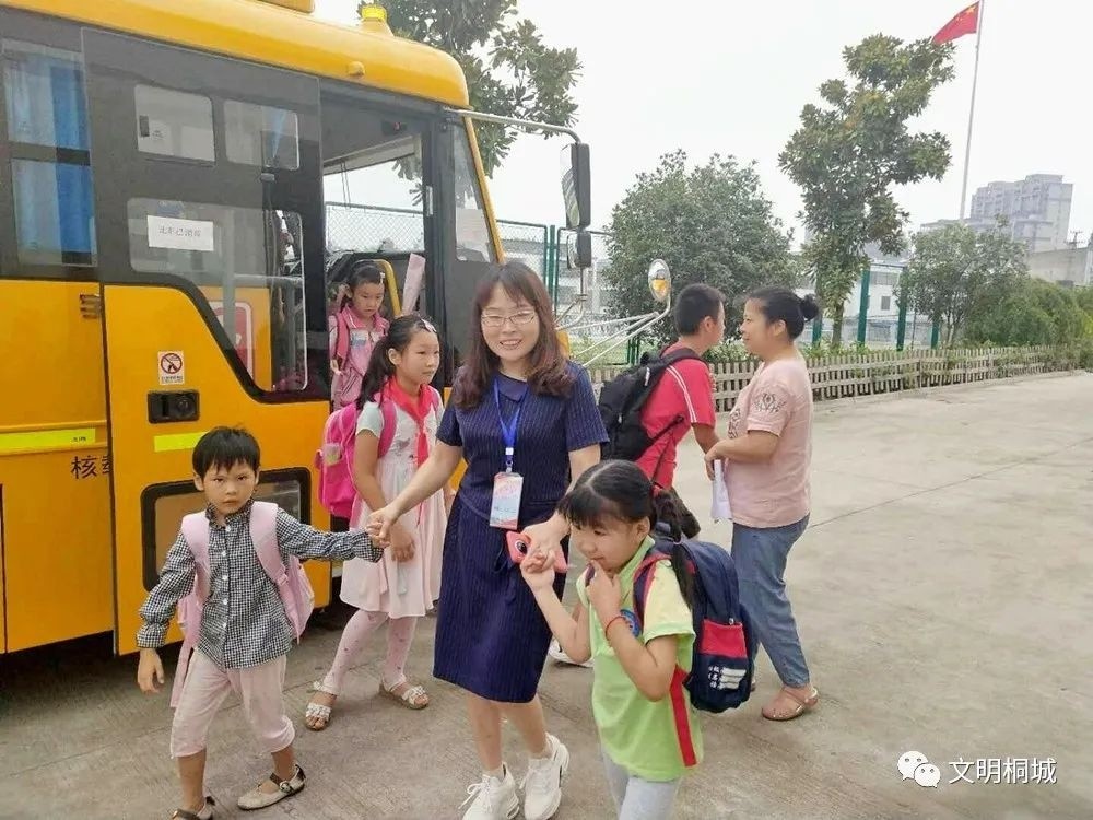 桐城:構建校車服務全網格 跑出民生幸福新指數(shù) 桐城:構建校車服務全網格 跑出民生幸福新指數(shù)