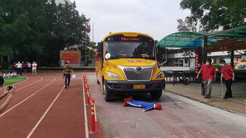車輛冒煙、遇到事故怎么辦？校車應(yīng)急演練走進(jìn)校園