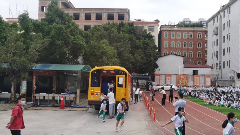 車輛冒煙、遇到事故怎么辦？校車應(yīng)急演練走進(jìn)校園