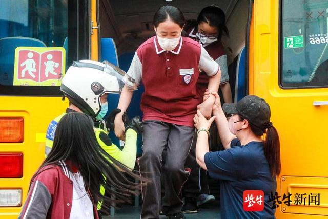 校車發(fā)生交通事故，并引發(fā)自燃？原是多部門聯(lián)合開展校車突發(fā)事故應(yīng)急演練