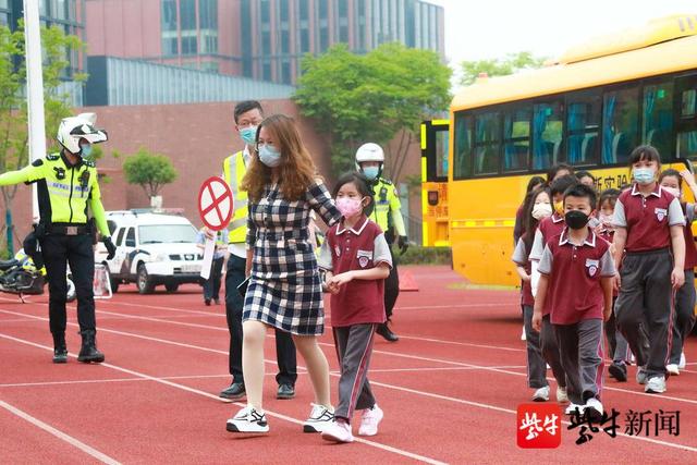 校車發(fā)生交通事故，并引發(fā)自燃？原是多部門聯(lián)合開展校車突發(fā)事故應(yīng)急演練