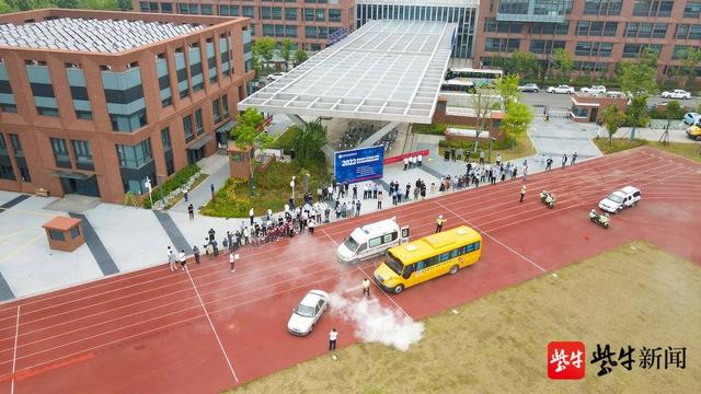 校車發(fā)生交通事故，并引發(fā)自燃？原是多部門聯(lián)合開展校車突發(fā)事故應(yīng)急演練