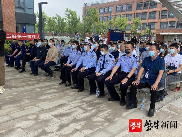 校車發(fā)生交通事故，并引發(fā)自燃？原是多部門聯(lián)合開展校車突發(fā)事故應(yīng)急演練