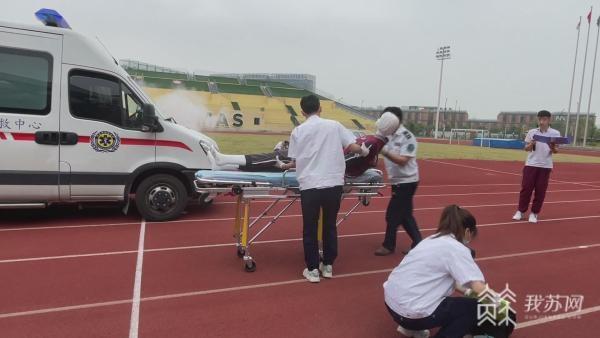 保障校車安全 南京江北新區(qū)警方走進(jìn)校園應(yīng)急演練 保障校車安全 南京江北新區(qū)警方走進(jìn)校園應(yīng)急演練