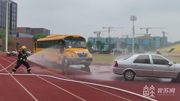 保障校車安全 南京江北新區(qū)警方走進(jìn)校園應(yīng)急演練 保障校車安全 南京江北新區(qū)警方走進(jìn)校園應(yīng)急演練