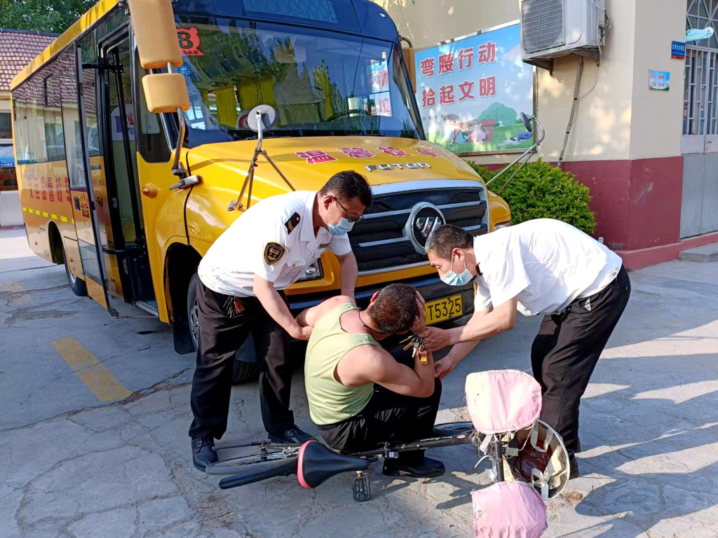 交運(yùn)平度溫馨校車開展校車車輛交通事故應(yīng)急演練/ 交運(yùn)平度溫馨校車開展校車車輛交通事故應(yīng)急演練