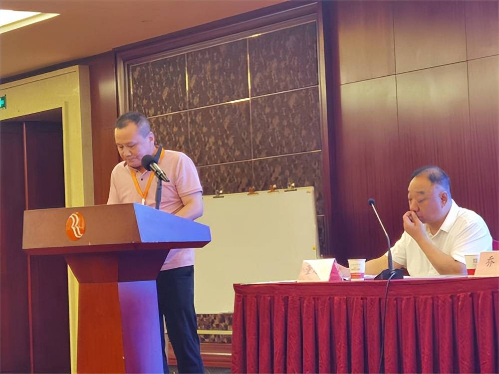 董建新當選連任湖北省校車運營行業(yè)協(xié)會會長/ 董建新當選連任湖北省校車運營行業(yè)協(xié)會會長