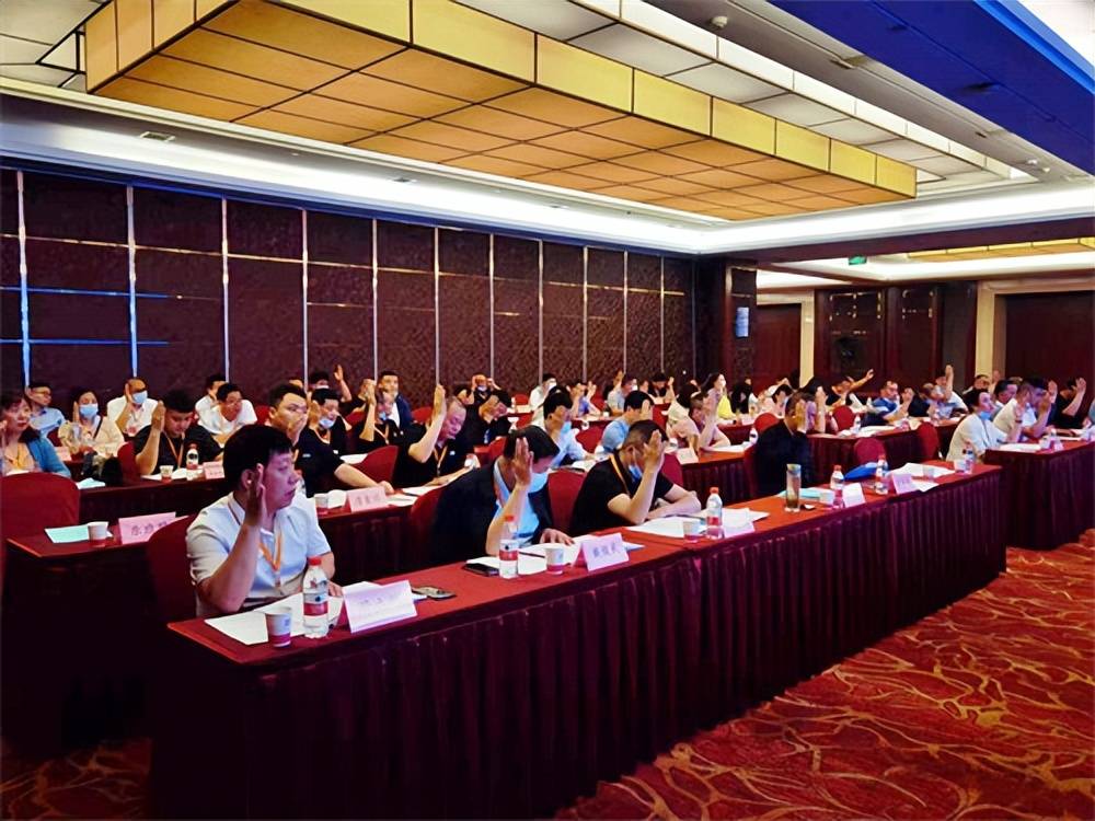 董建新當選連任湖北省校車運營行業(yè)協(xié)會會長/ 董建新當選連任湖北省校車運營行業(yè)協(xié)會會長