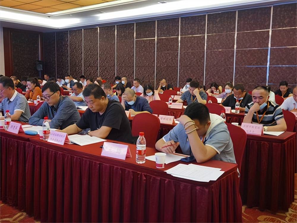 董建新當選連任湖北省校車運營行業(yè)協(xié)會會長/ 董建新當選連任湖北省校車運營行業(yè)協(xié)會會長