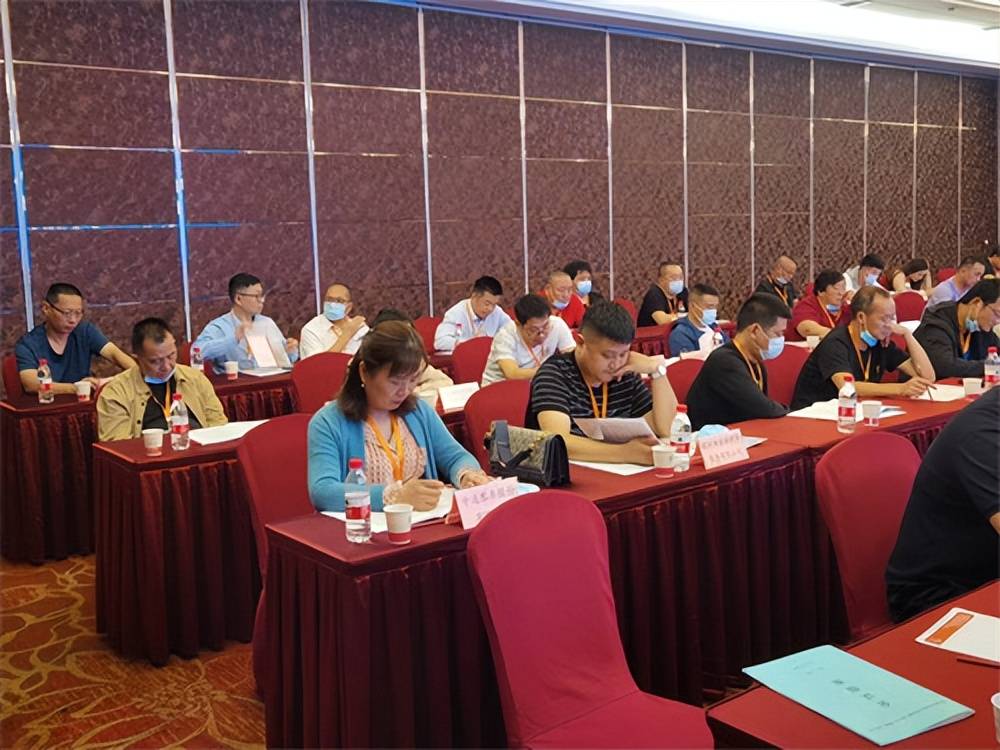 董建新當選連任湖北省校車運營行業(yè)協(xié)會會長/ 董建新當選連任湖北省校車運營行業(yè)協(xié)會會長