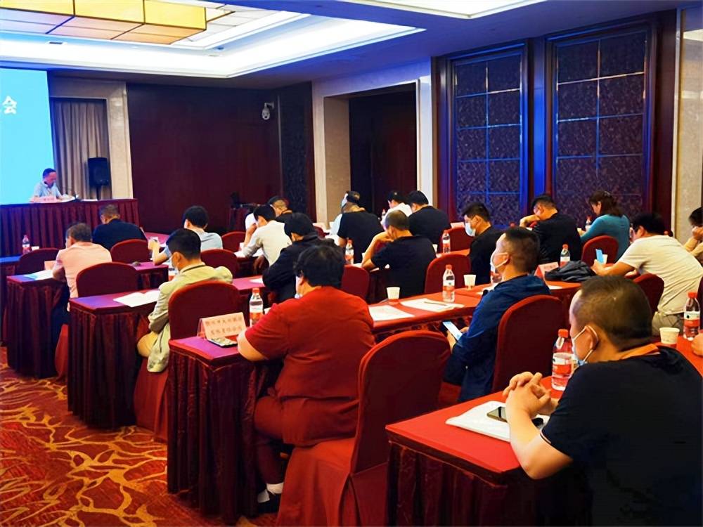 董建新當選連任湖北省校車運營行業(yè)協(xié)會會長/ 董建新當選連任湖北省校車運營行業(yè)協(xié)會會長