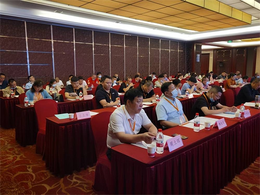 董建新當選連任湖北省校車運營行業(yè)協(xié)會會長/ 董建新當選連任湖北省校車運營行業(yè)協(xié)會會長