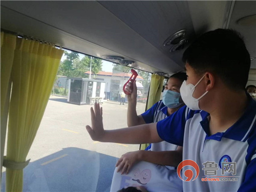萊西:交運(yùn)242部校車開展夏季消防和防控演練 萊西:交運(yùn)242部校車開展夏季消防和防控演練