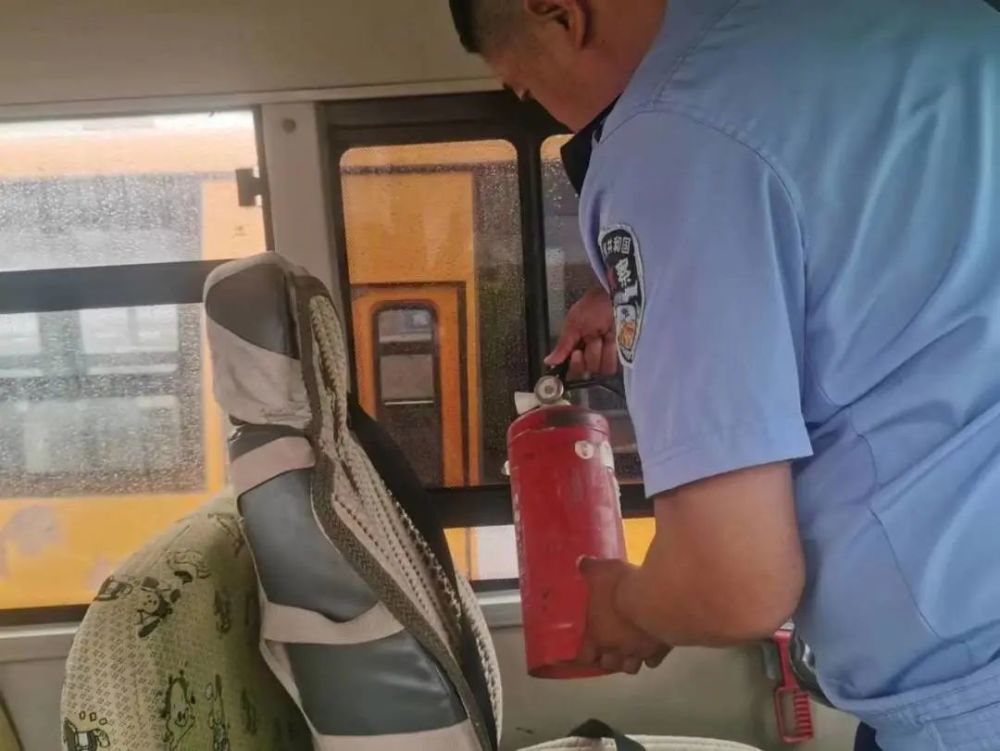 保駕護(hù)航幼兒園 交警為校車“體檢” 保駕護(hù)航幼兒園 交警為校車“體檢”