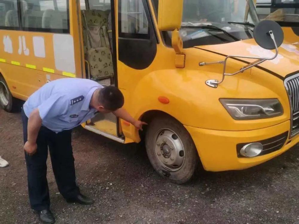 保駕護(hù)航幼兒園 交警為校車“體檢” 保駕護(hù)航幼兒園 交警為校車“體檢”