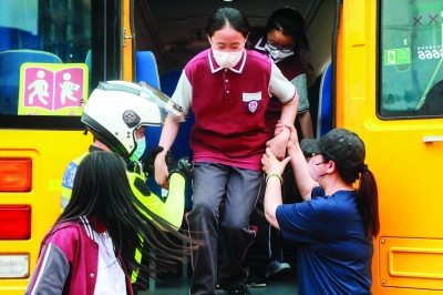 江北新區(qū)多部門聯(lián)合開展校車突發(fā)事故應(yīng)急演練，交警正在轉(zhuǎn)移車內(nèi)師生。 通訊員 李欣 南京日報/紫金山新聞記者 王茸 攝 