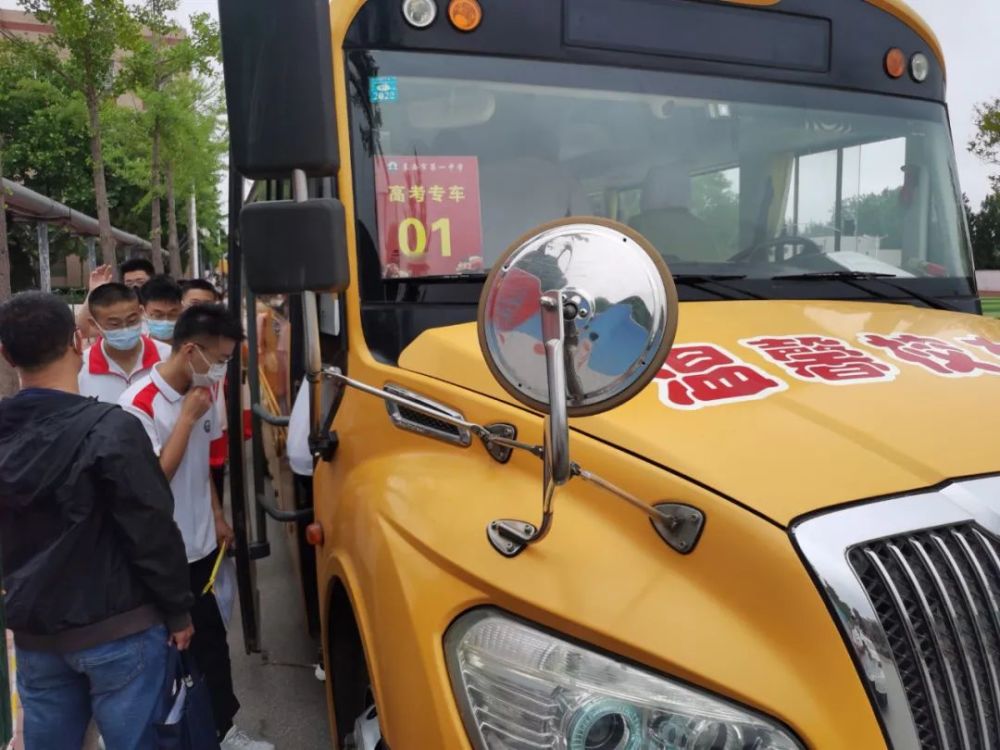 萊西交運(yùn)61部校車體檢迎高考/ 萊西交運(yùn)61部校車體檢迎高考