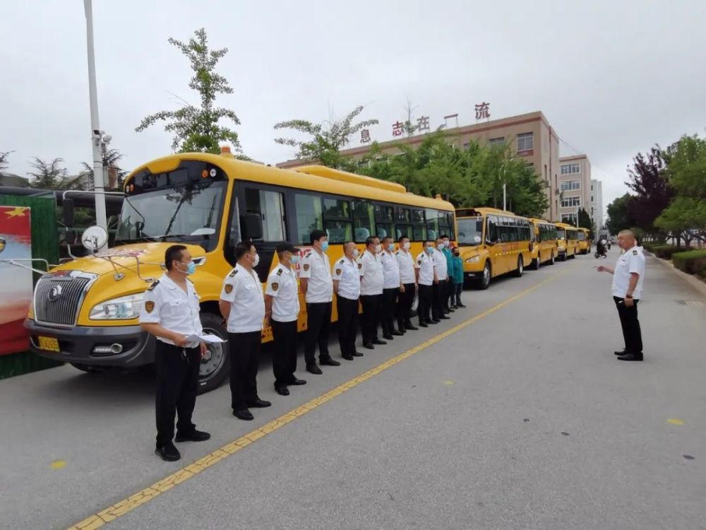 萊西交運(yùn)61部校車體檢迎高考/ 萊西交運(yùn)61部校車體檢迎高考