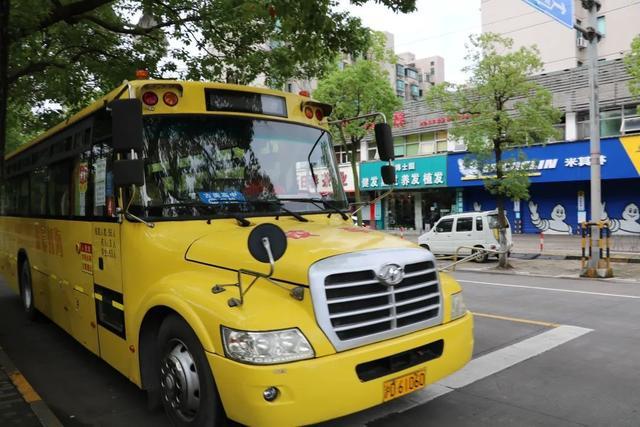 返校首日，閔行部分學(xué)校開(kāi)出“臨時(shí)校車”，為有需要的師生提供往返接送服務(wù)