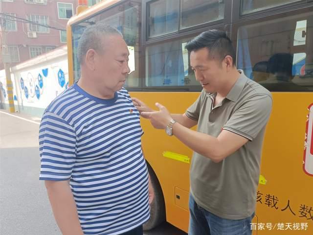 鄂州大興聯運推出“黨員示范車”，打造靚麗的城市風景線