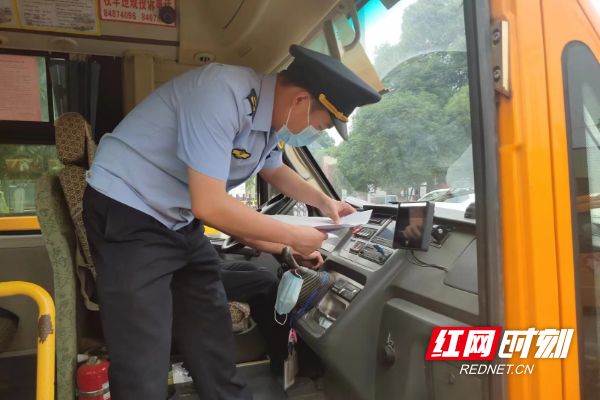 交警為校車“體檢”筑牢平安上學(xué)路 圖片