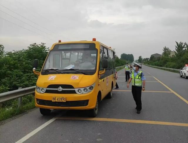 筑牢安全防線，云夢交警開展校車專項檢查！