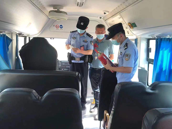 渦陽縣石弓派出所開展校車檢查 保障學(xué)生出行安全 3.png