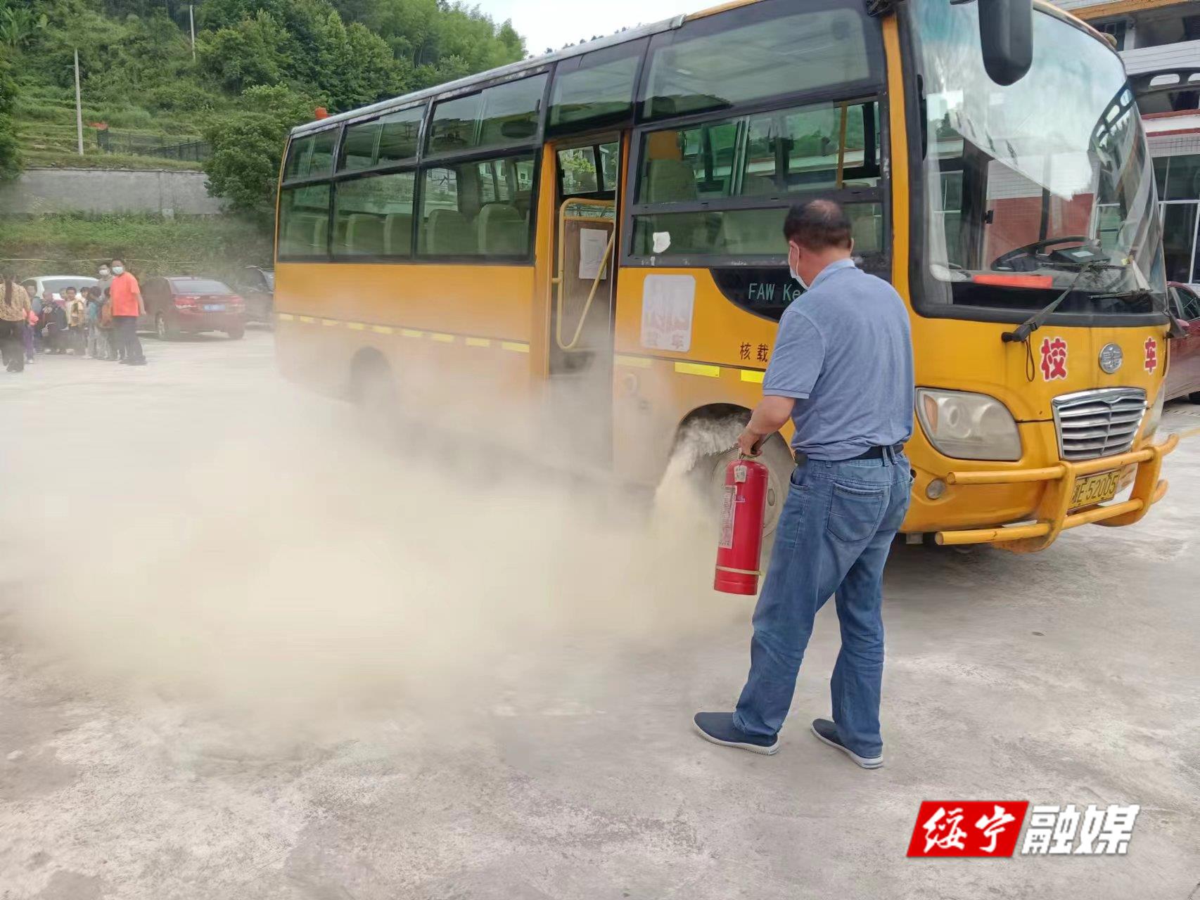 水口鄉(xiāng)開(kāi)展校車安全事故應(yīng)急演練/ 水口鄉(xiāng)開(kāi)展校車安全事故應(yīng)急演練