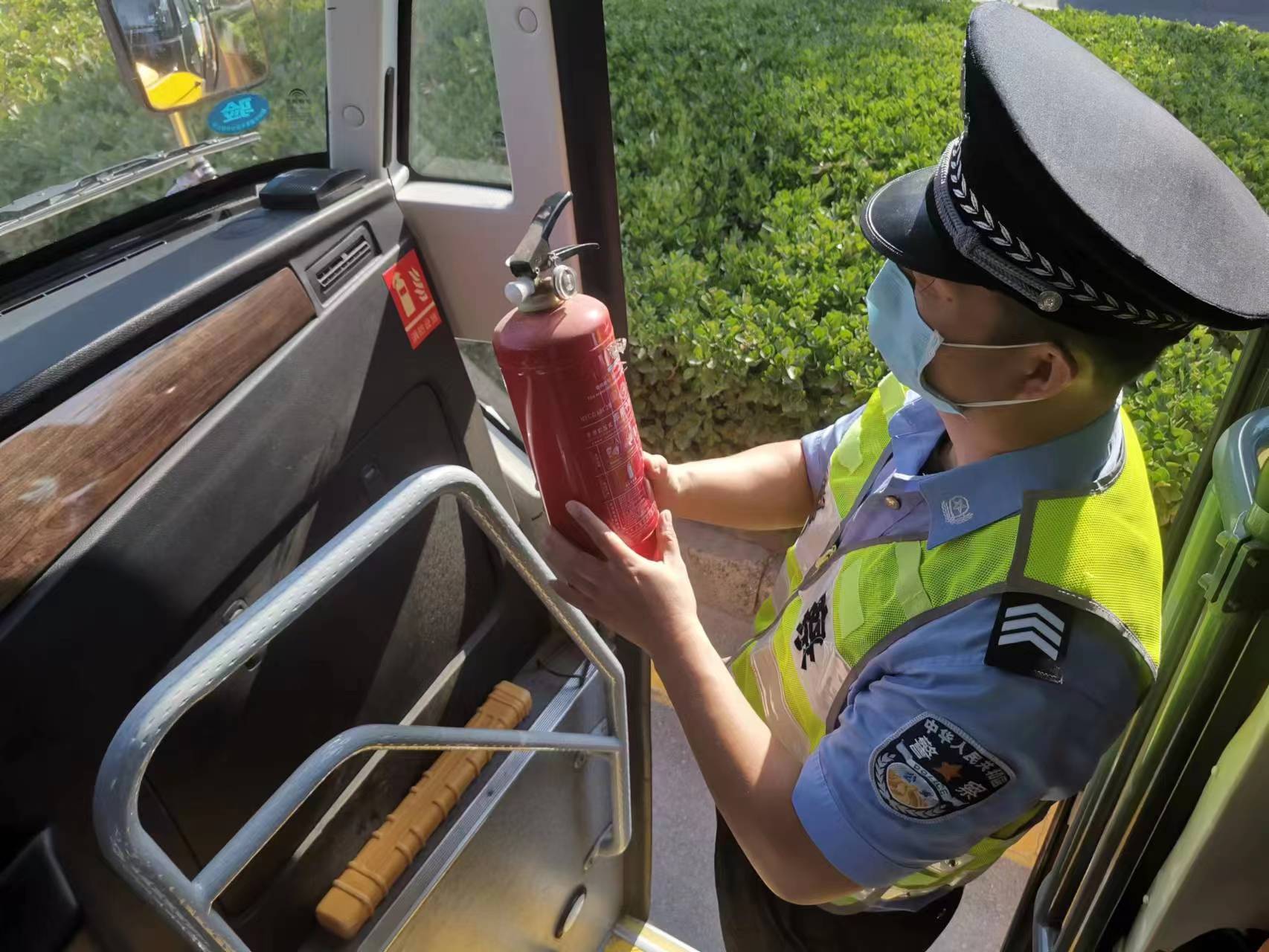 交巡警邯山一大隊(duì)嚴(yán)查校車安全 打造平安求學(xué)路 交巡警邯山一大隊(duì)嚴(yán)查校車安全 打造平安求學(xué)路