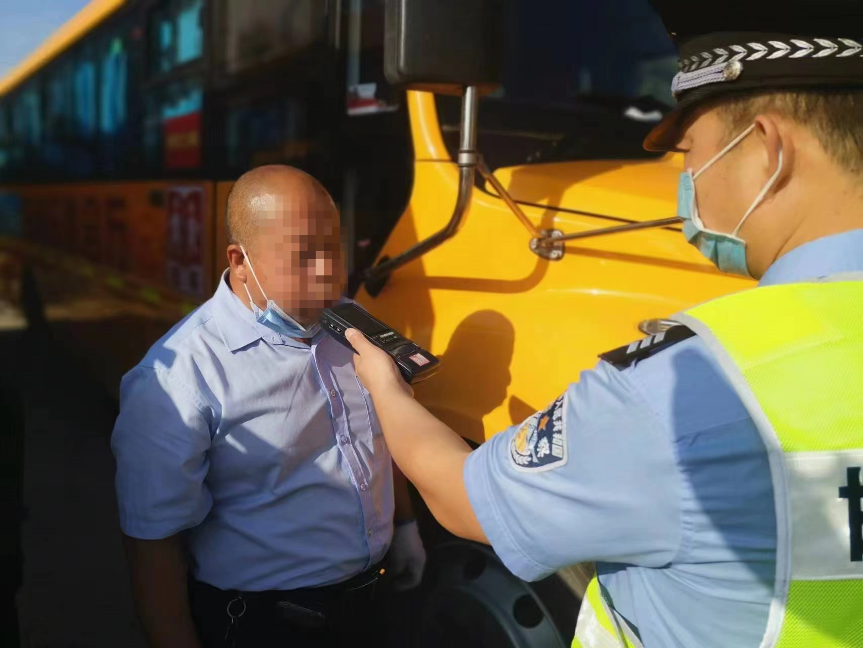 交巡警邯山一大隊(duì)嚴(yán)查校車安全 打造平安求學(xué)路 交巡警邯山一大隊(duì)嚴(yán)查校車安全 打造平安求學(xué)路