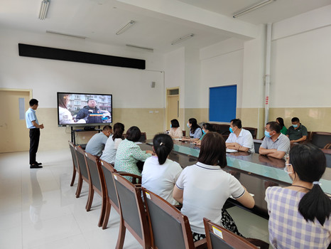 濟南高新區(qū)稼軒小學(xué)開展校車安全應(yīng)急演練活動/ 濟南高新區(qū)稼軒小學(xué)開展校車安全應(yīng)急演練活動