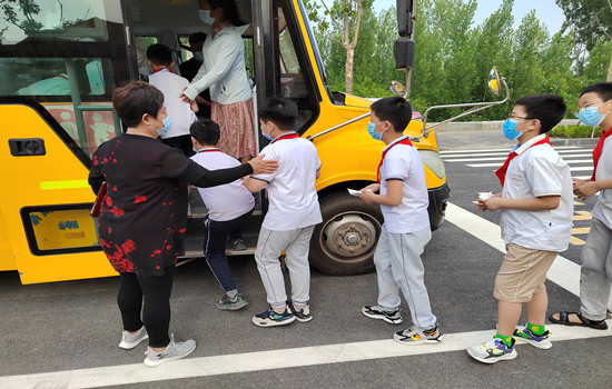 濟南高新區(qū)稼軒小學(xué)開展校車安全應(yīng)急演練活動/ 濟南高新區(qū)稼軒小學(xué)開展校車安全應(yīng)急演練活動