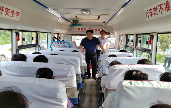 濟南高新區(qū)稼軒小學(xué)開展校車安全應(yīng)急演練活動/ 濟南高新區(qū)稼軒小學(xué)開展校車安全應(yīng)急演練活動