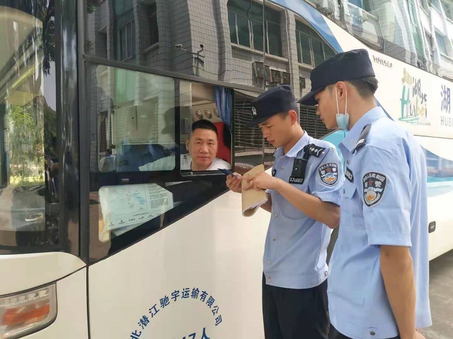 竹根灘派出所:“體檢”校車 護航高考 竹根灘派出所:“體檢”校車 護航高考