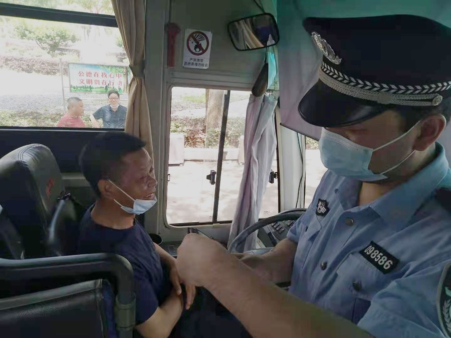 竹根灘派出所:“體檢”校車 護航高考 竹根灘派出所:“體檢”校車 護航高考