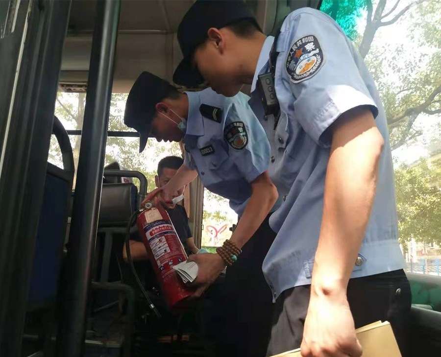 竹根灘派出所:“體檢”校車 護航高考 竹根灘派出所:“體檢”校車 護航高考