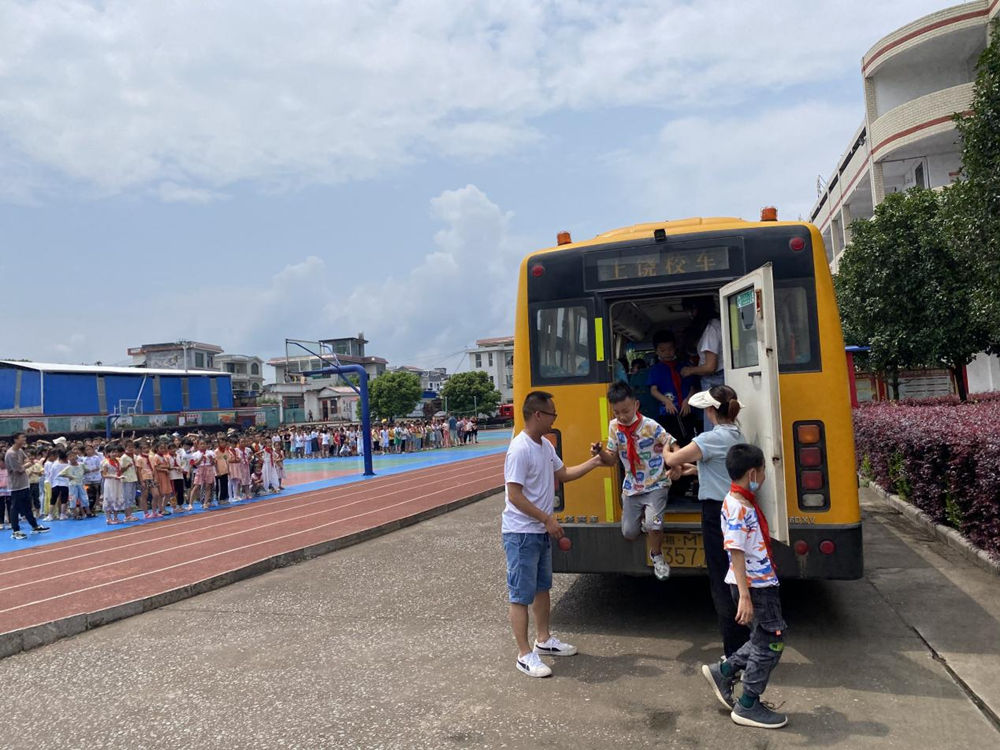 校車消防安全應(yīng)急疏散演練進(jìn)校園