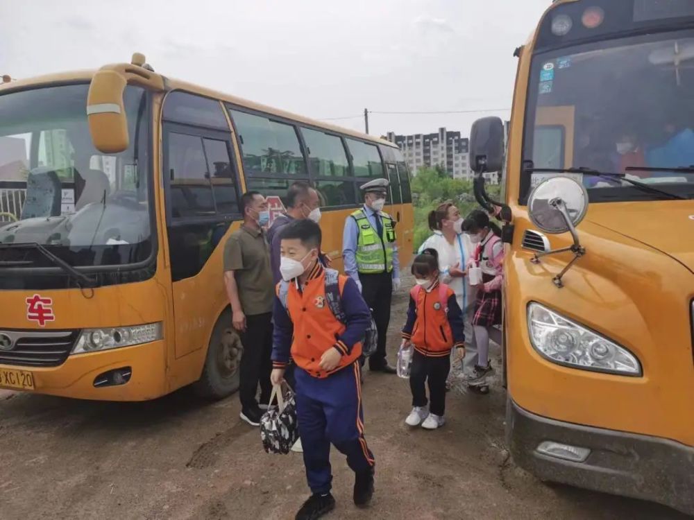 青衿之志 履踐致遠(yuǎn) 船營交警為孩子們保駕護航 青衿之志 履踐致遠(yuǎn) 船營交警為孩子們保駕護航