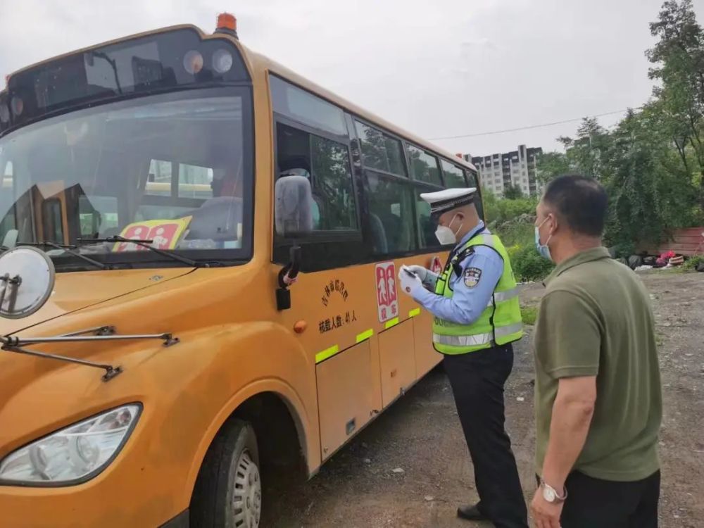 青衿之志 履踐致遠(yuǎn) 船營交警為孩子們保駕護航 青衿之志 履踐致遠(yuǎn) 船營交警為孩子們保駕護航