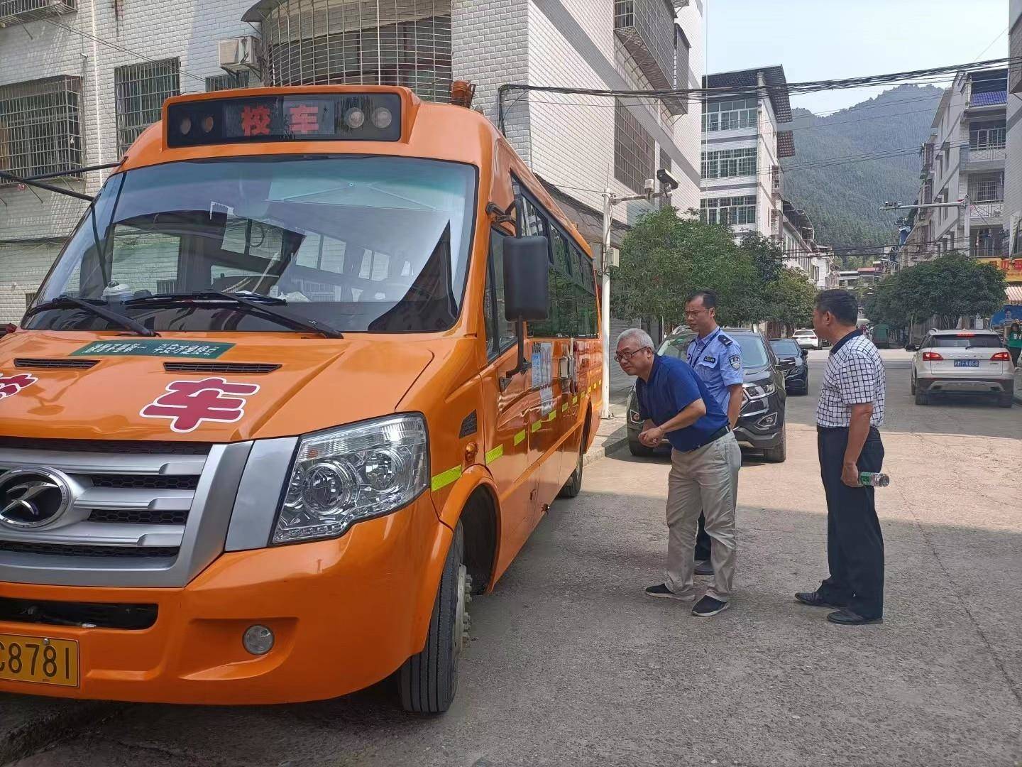 金洞：強化校車監(jiān)管 確?！盎ǘ洹卑踩? border=