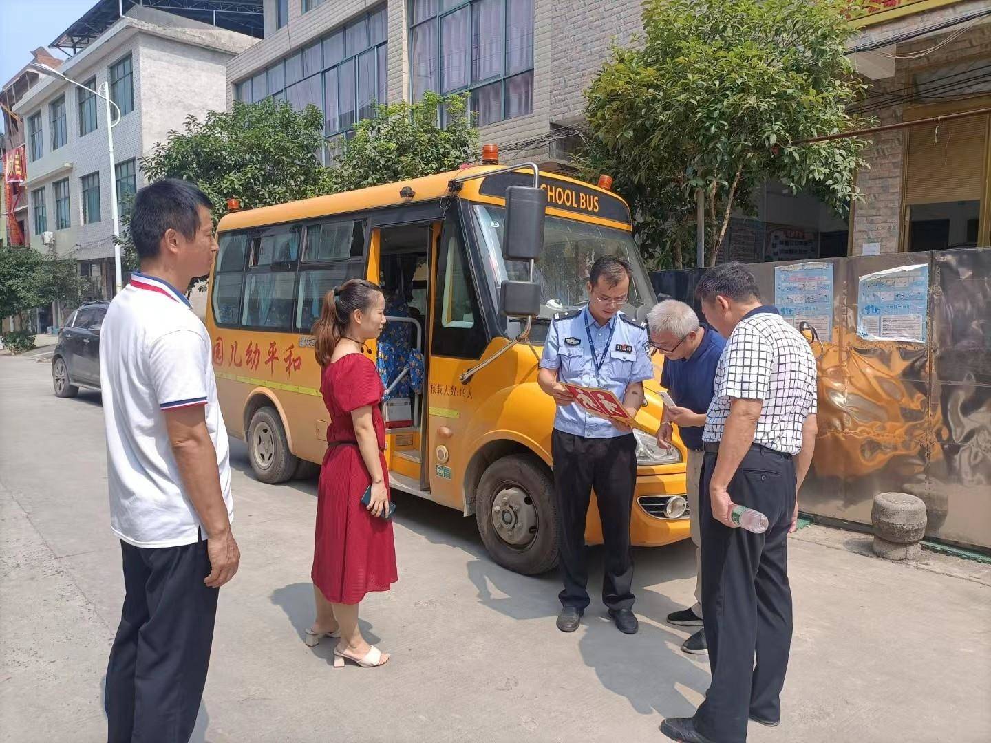 金洞：強化校車監(jiān)管 確?！盎ǘ洹卑踩? border=