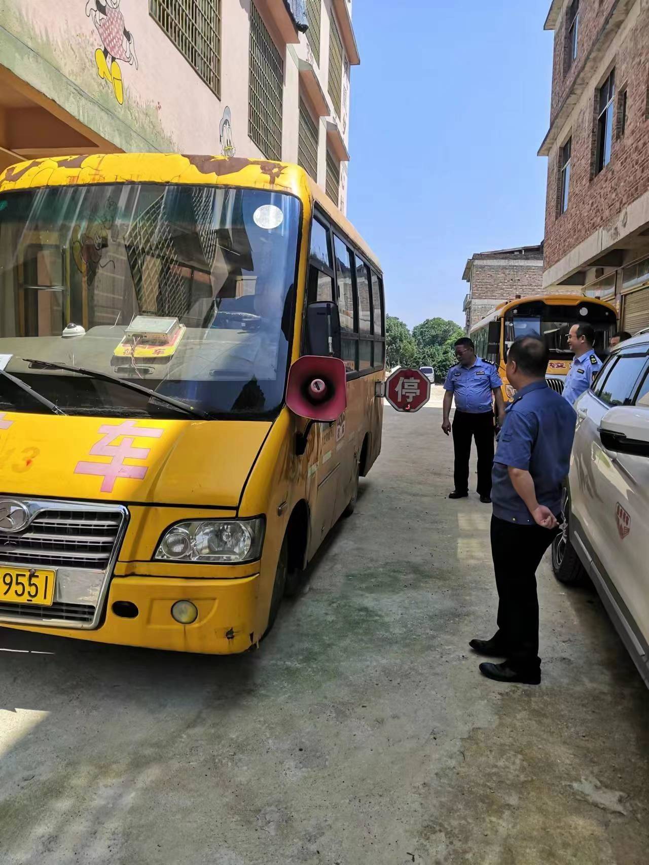 金洞：強化校車監(jiān)管 確保“花朵”安全