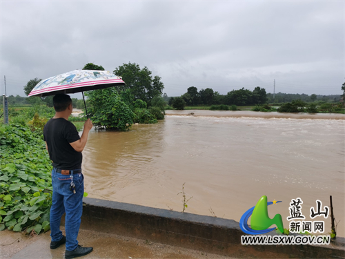 湘源學(xué)校召開(kāi)關(guān)于做好暴雨天氣校車安全工作專題會(huì)/ ac6a3f881e35f917b7971b87fc1a2a18.jpg