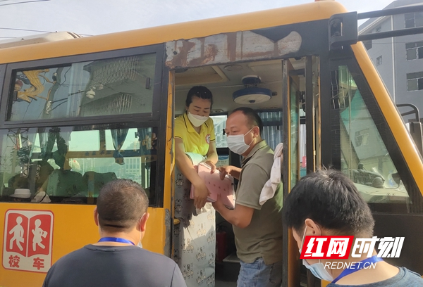 全域文明創(chuàng)建在行動(dòng)丨鳳凰縣:校車辦組織部門聯(lián)合開展校園周邊交通問題頑瘴痼疾整治行動(dòng) 為學(xué)生出行保駕護(hù)航 微信圖片_20220615114704_副本.jpg