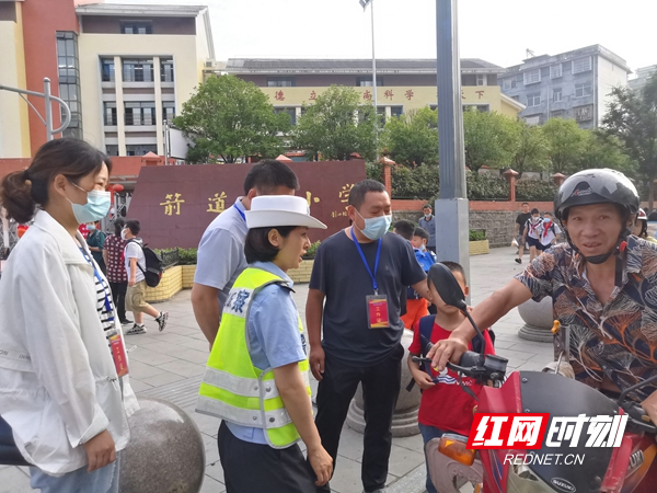 全域文明創(chuàng)建在行動(dòng)丨鳳凰縣:校車辦組織部門聯(lián)合開展校園周邊交通問題頑瘴痼疾整治行動(dòng) 為學(xué)生出行保駕護(hù)航 微信圖片_20220615114652.jpg